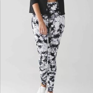 Wunder Unders- Rare black and white shibori leggings